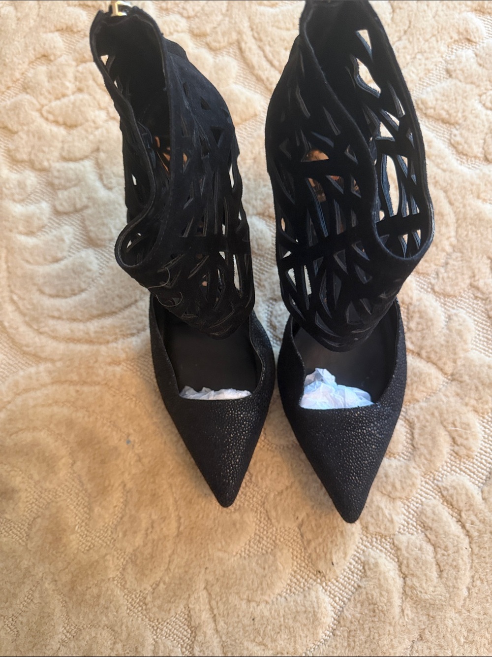 Dolce Vita black cut out cage pumps w/zipper back. Great condition size 9
